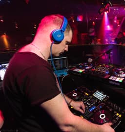 Alex adalah seorang DJ