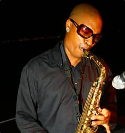 Jimmy adalah seorang pemain saxophon